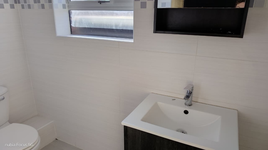 To Let 4 Bedroom Property for Rent in Wavecrest Eastern Cape